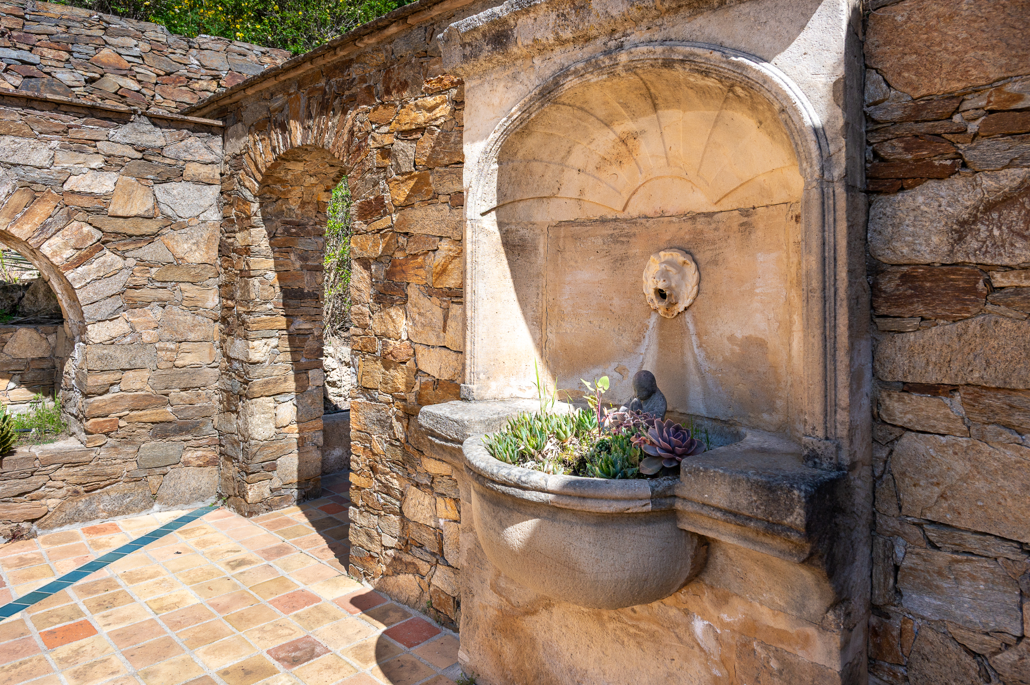 Fontaine en pierre provençale