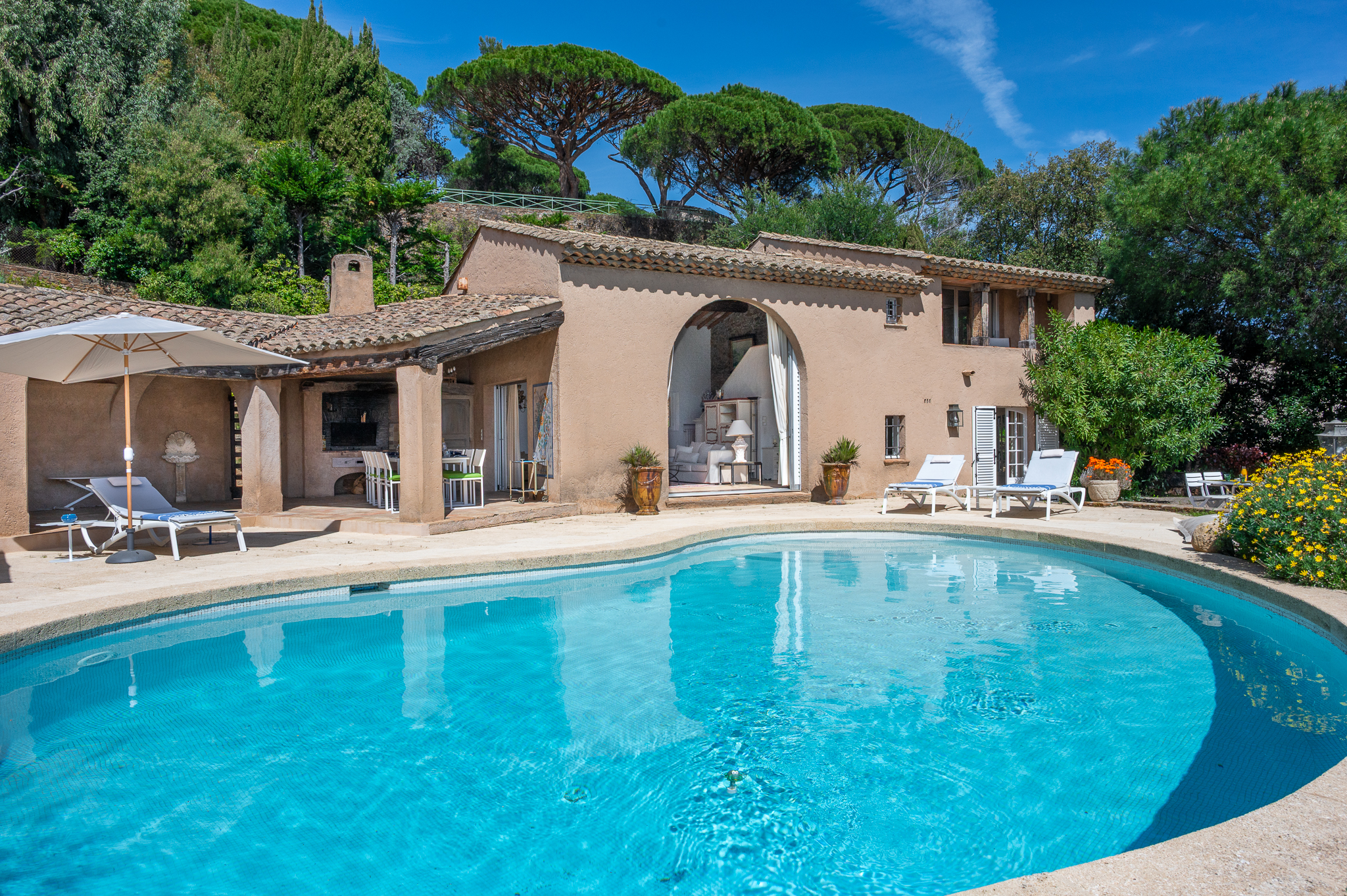 La Mourila — façade et piscine